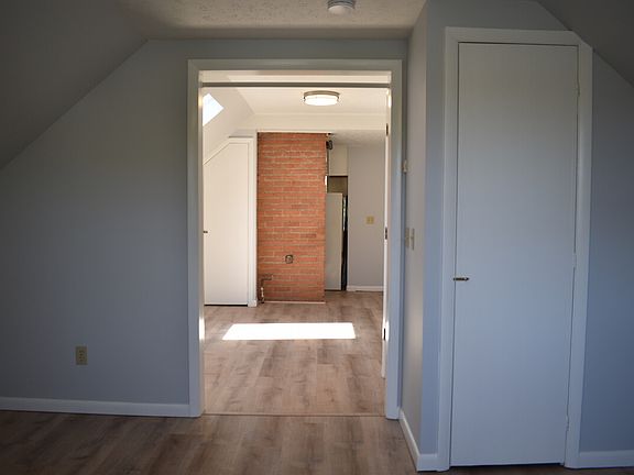 3rd image of 1582 Victoria Ave #3