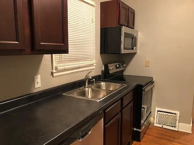 3 bed, 1200 sqft, $2,250 — Photo 2