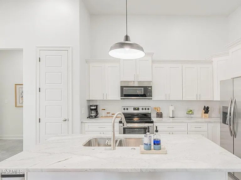 404 E Martial Ave — Photo 8