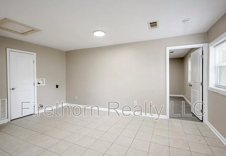 2719B Meadowbrook Dr — Photo 8