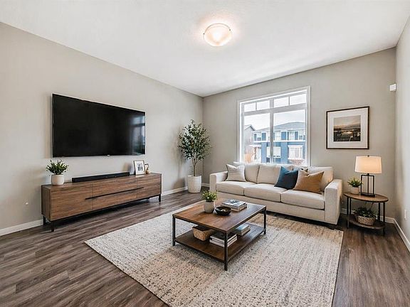 4th image of 18 S Willow Cres