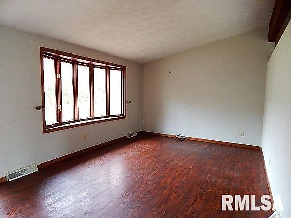 3rd image of 19 Scarborough Dr
