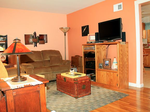 4th image of 30-07 Southern Dr