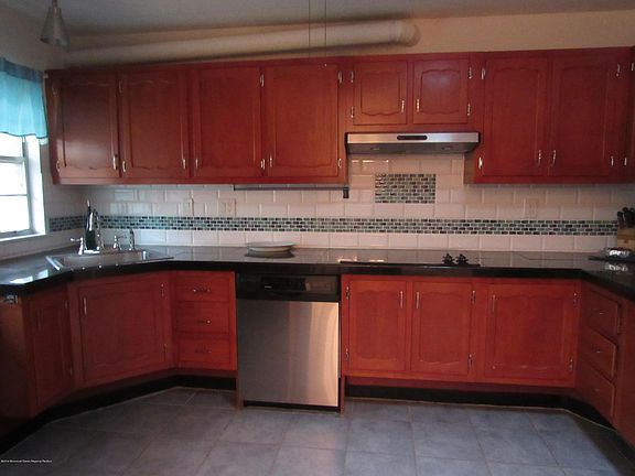 3rd image of 5 Buckingham Dr #B