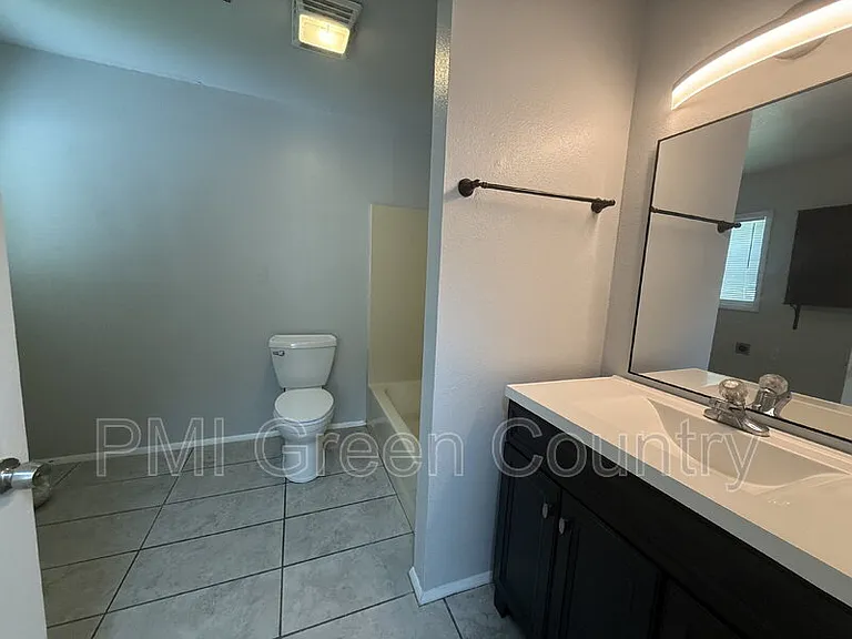 212 W Pecan St — Photo 6