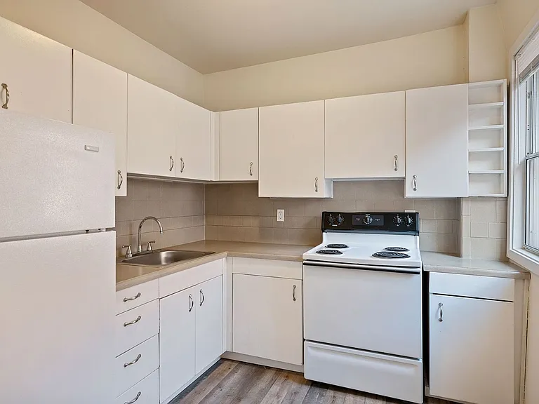 Abbottsford Apartments — Photo 118