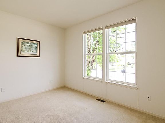 5th image of 323 Lexington Cir