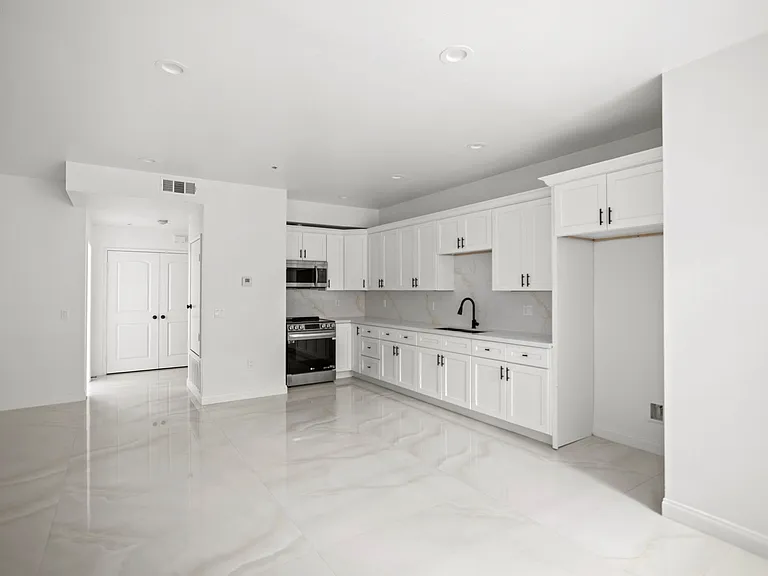 Solana Apartments — Photo 4