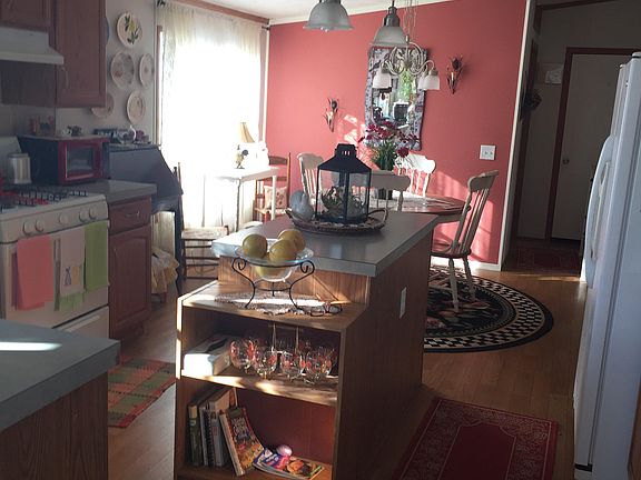 Kitchen w/ island, dining rm