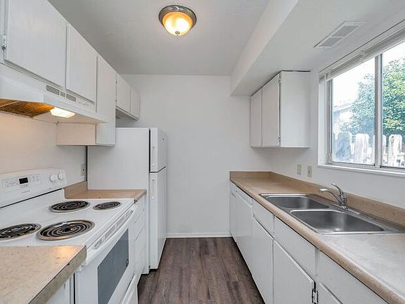 2nd image of 558 N Redwood Rd APT 2-2
