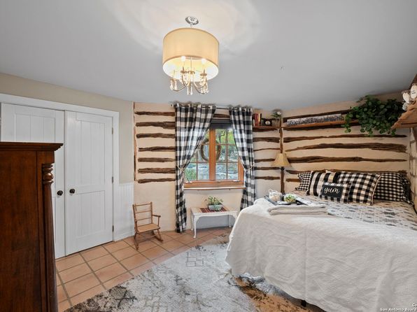 110 W Apacheria Pass, Comfort, TX 78013