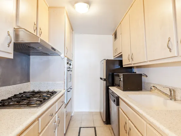 70-25 Yellowstone Boulevard image 27 of 35