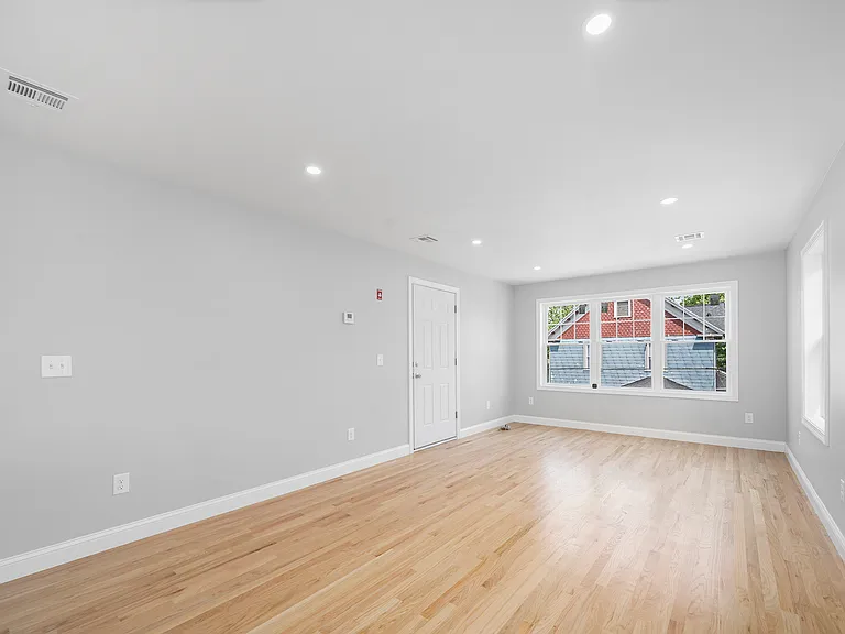 28 Grosvenor Ave #2 — Photo 2