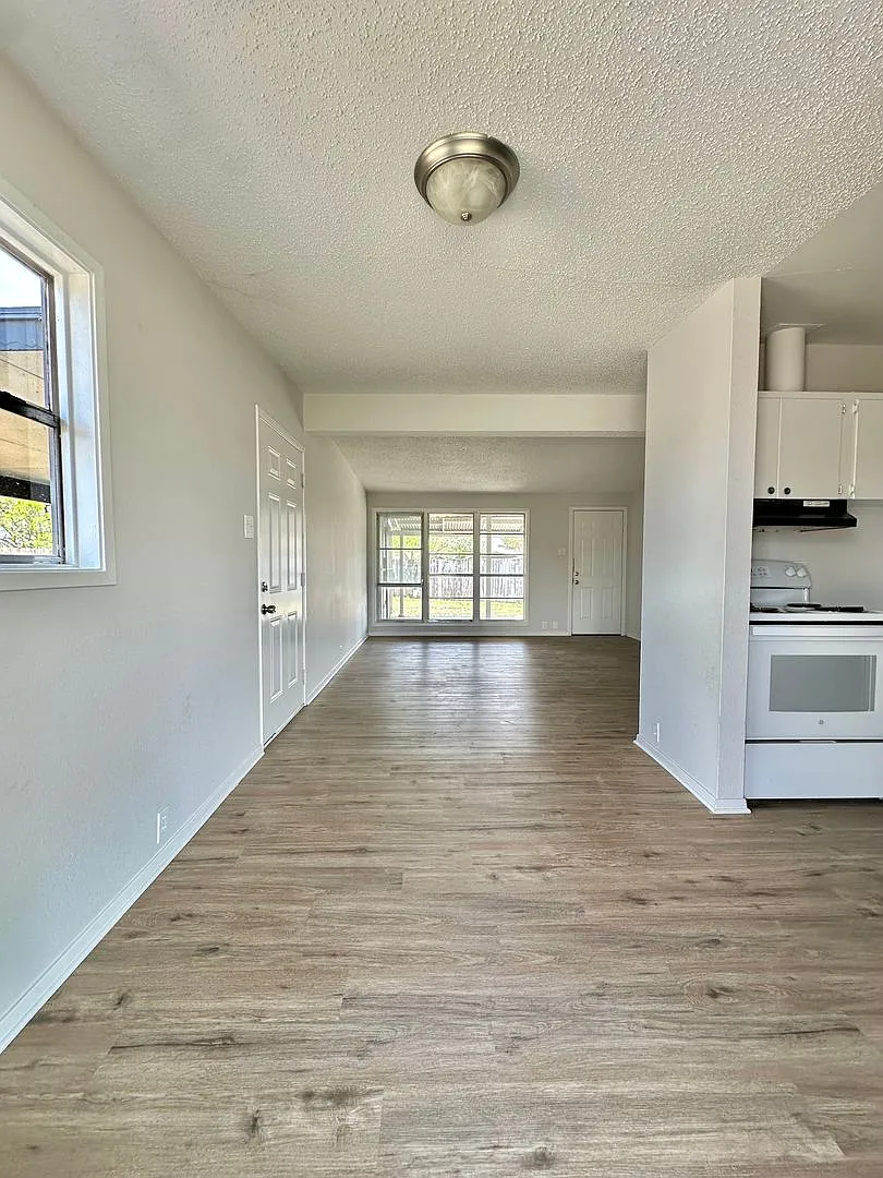 Now Available - Charming 3 Bedroom Home + Covered Porch & Privacy Fenced Yard! — Photo 4