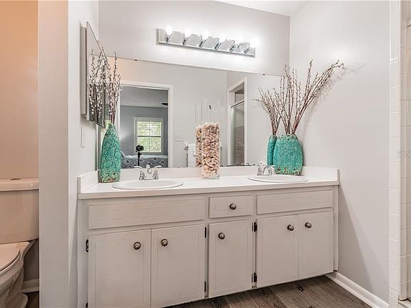 5th image of 518 Lake Carolyn Cir