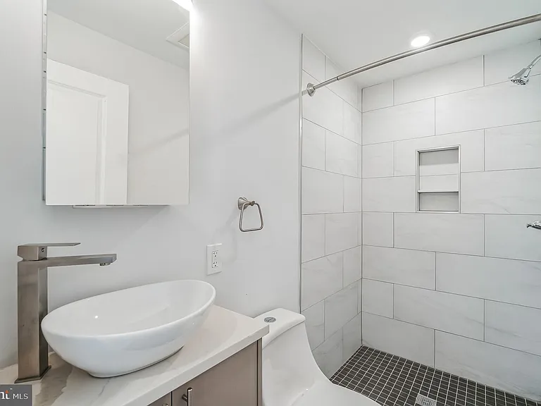 646 N 32nd St #10 — Photo 5