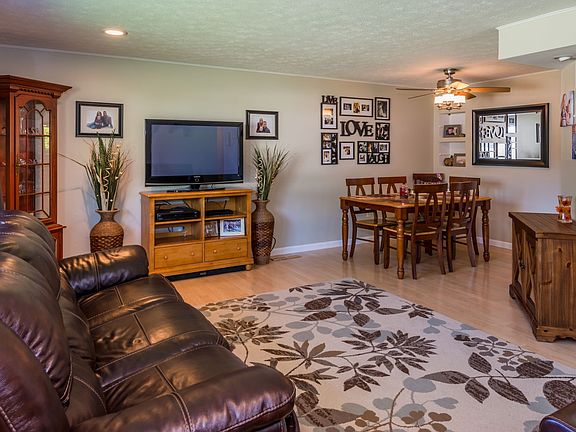 3rd image of 4566 Seville Dr