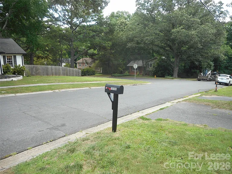7556 Thorncliff Dr — Photo 23