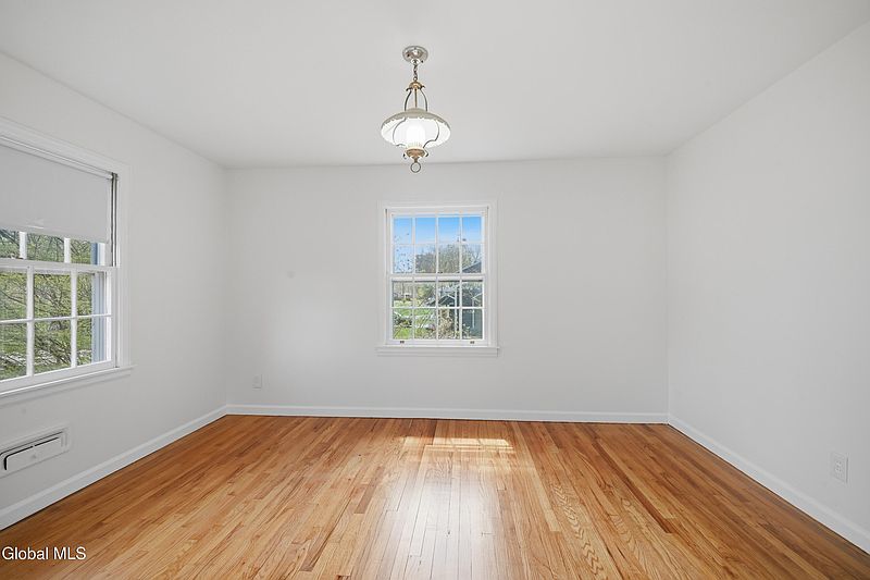 5th image of 98 W Saint Stephens Lane