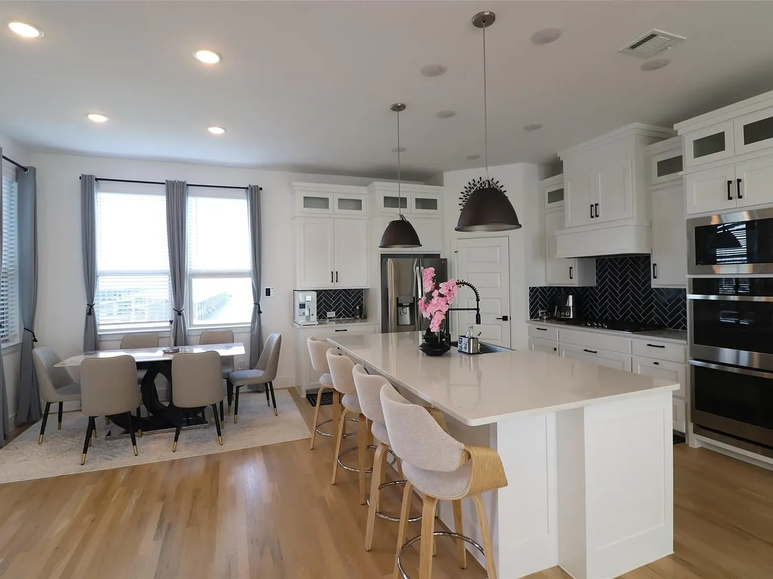 4 bed, 2261 sqft, $3,600 — Photo 3