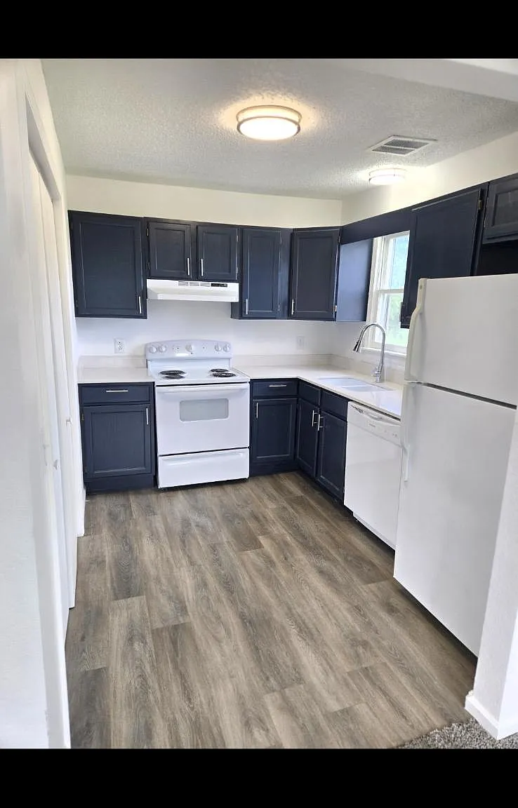 2 bed, 950 sqft, $1,100 — Photo 2