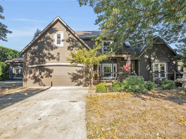 1005 SE Greenridge Dr, Lees Summit, MO 64081