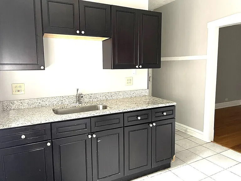 2551 N Avers Ave #2C — Photo 3