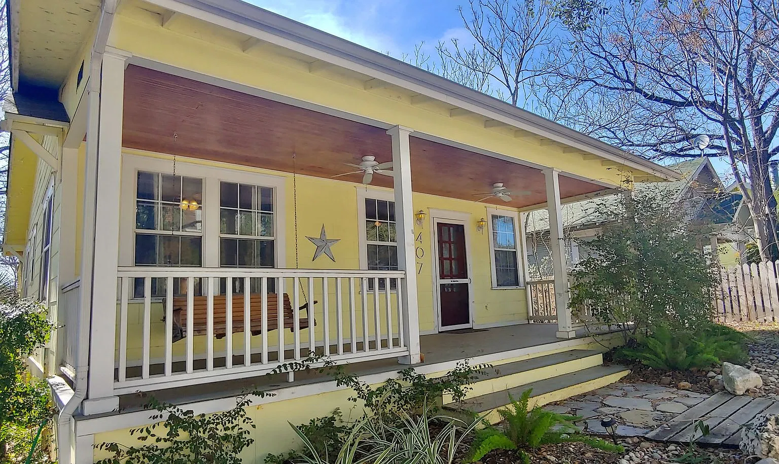 Beautiful 2 Bed / 2 Bath Bungalow With Separate Guest House in the Back! — Photo 1