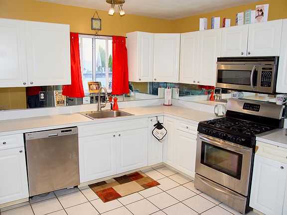 3rd image of 419 Quintard St