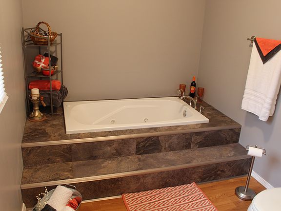 Master Bath - Whirlpool tub