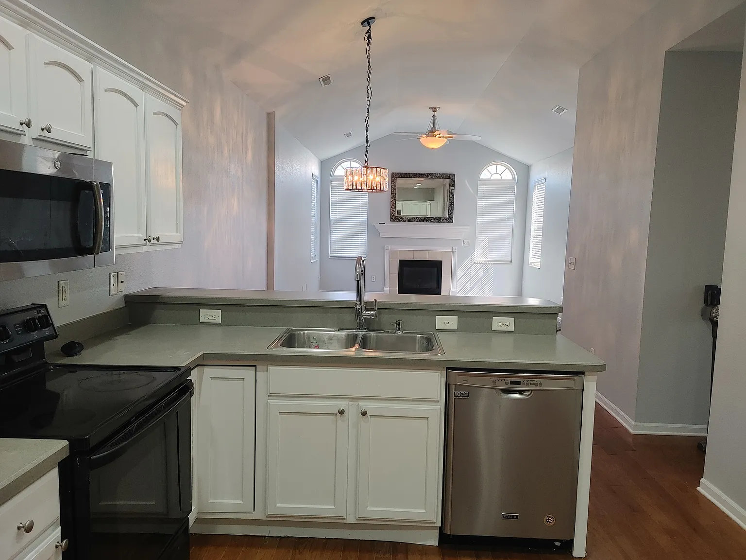 2 bed, 1302 sqft, $1,695 — Photo 4