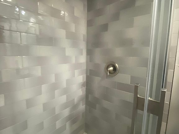 5th image of 301 Crestline Blvd