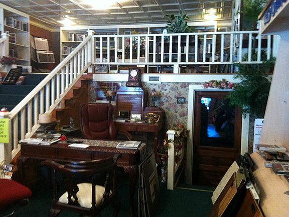 2nd image of 110 S Elm St
