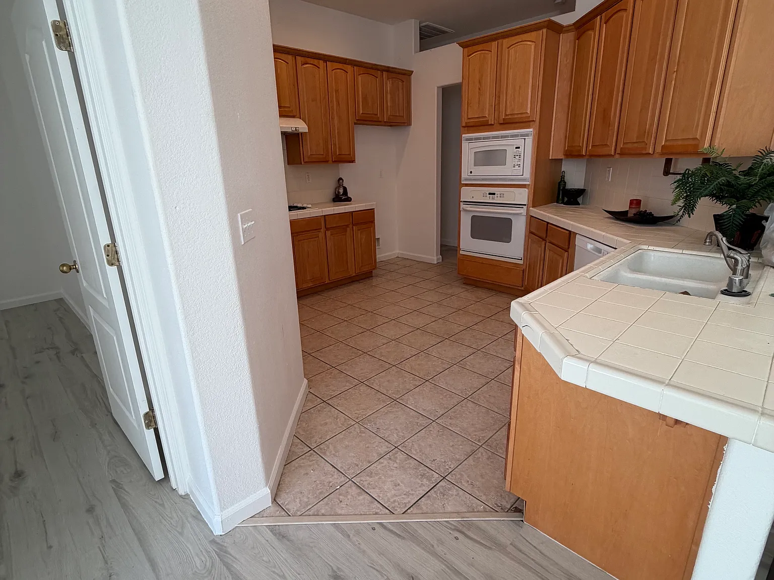 3 bed, 1925 sqft, $2,450 — Photo 2