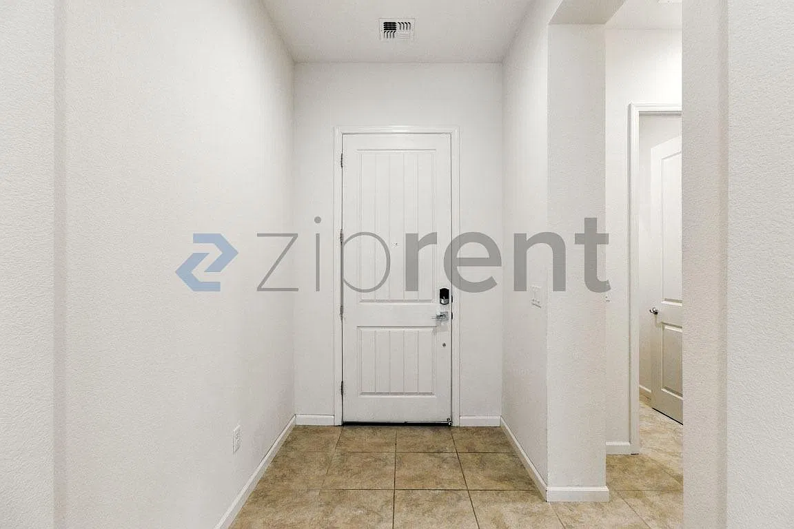 3 bed, 2.5 bath, 2115 sqft, $3,300 — Photo 4