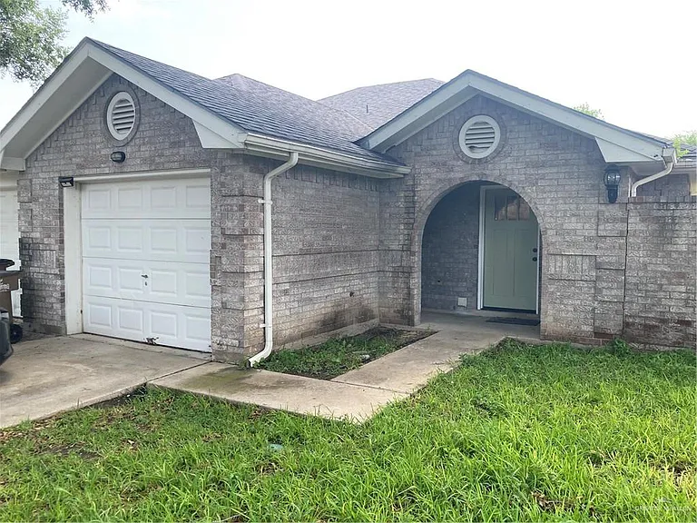 1918 Ash Cir — Photo 2