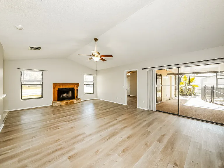 4725 Country Oaks Blvd — Photo 4