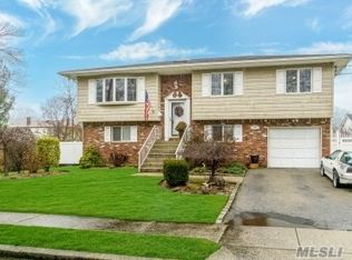 209 Abbington Ct, Copiague, NY 11726