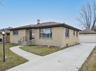 809 Saxony Dr, Racine, WI 53402