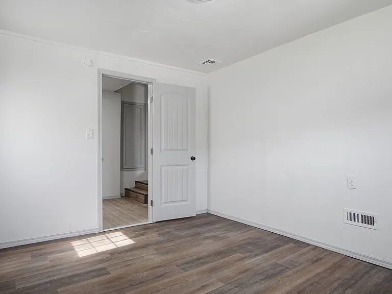 549 E Ercoupe Dr — Photo 5