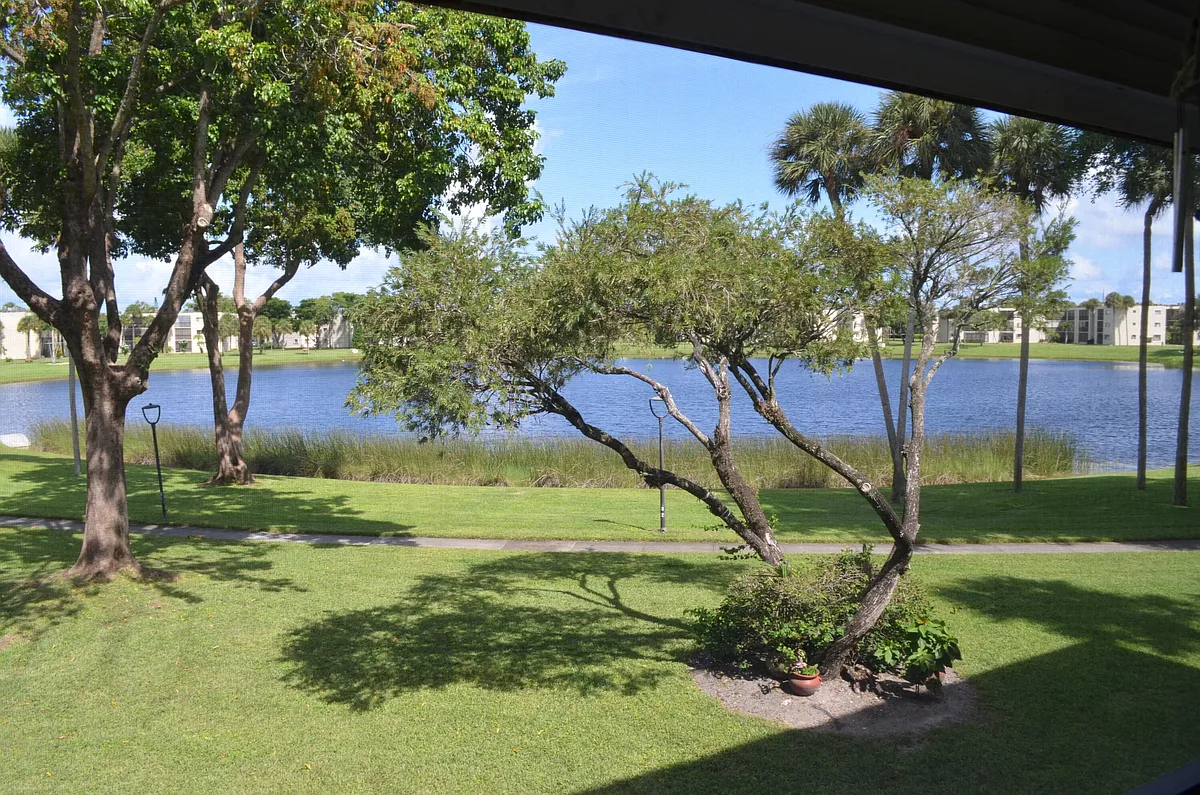 Photo 1 of 50 - 5220 Las Verdes Cir #211 - Delray Beach, FL Primary Photo - 5220 Las Verdes Cir #211