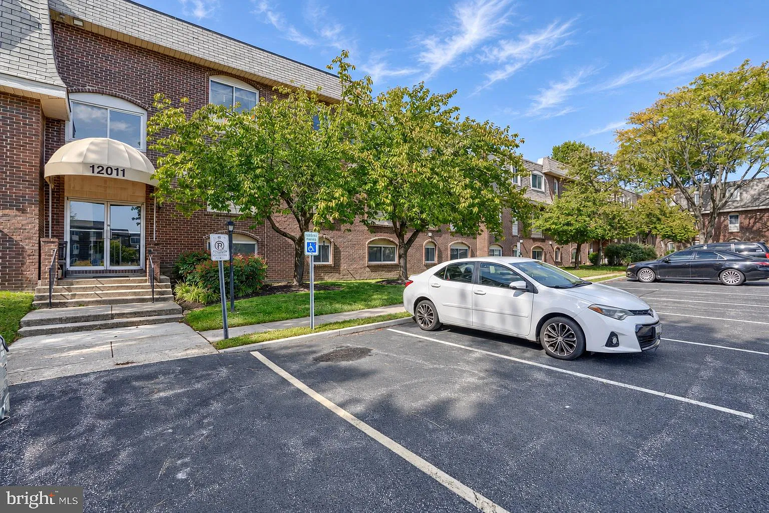 2 bed, 1.5 bath, 1042 sqft, $1,695 — Photo 2