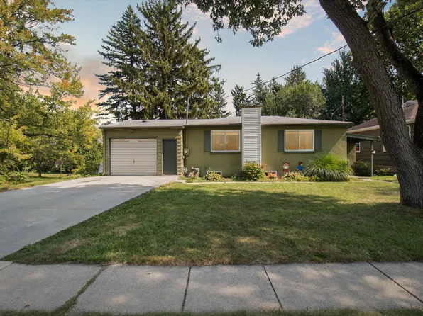 810 Robins Rd, Lansing, MI 48917