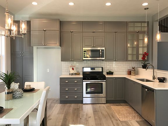 4th image of 1811 S Park St