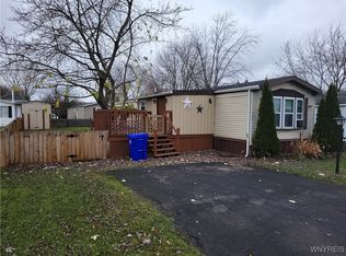 337 Applewood Dr, Lockport, NY 14094