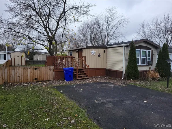 337 Applewood Dr, Lockport, NY 14094