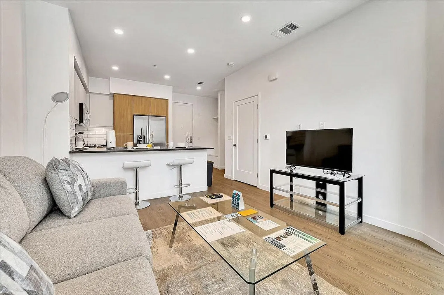 1 bed, 1.0 bath, 731 sqft, $6,212 — Photo 2