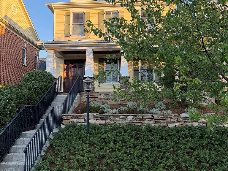 253 Grass Dale Ln — Photo 1