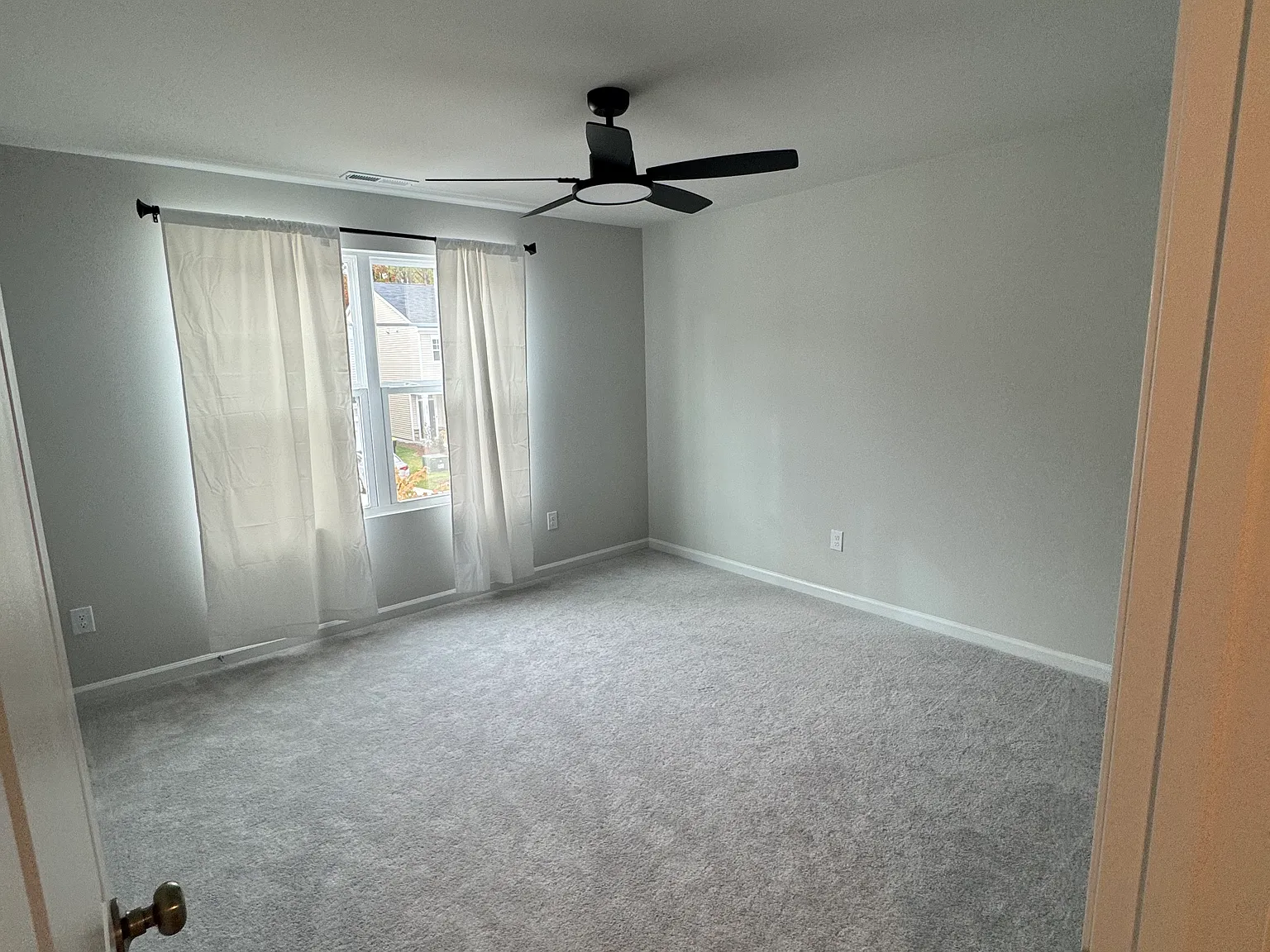 3 bed, 2.5 bath, 1924 sqft, $2,350 — Photo 3