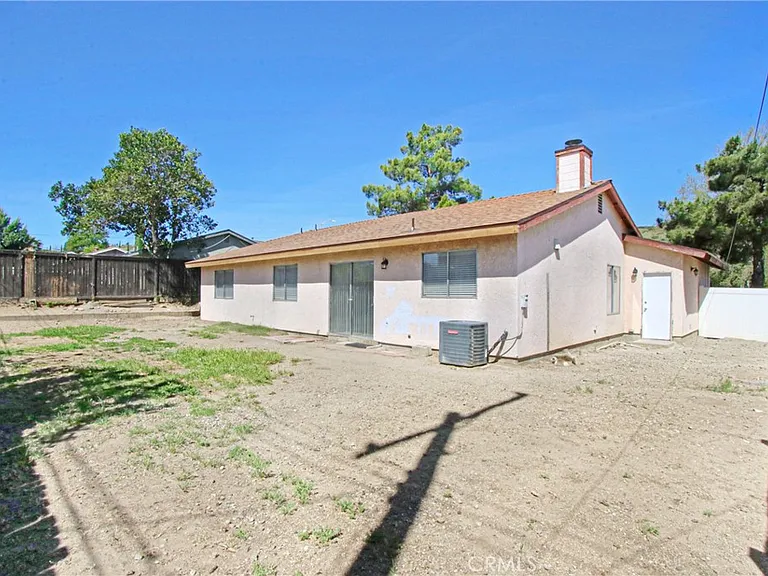1142 W King St — Photo 12